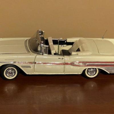 1957 Pontiac Bonneville convertible die-cast 1.24 scale