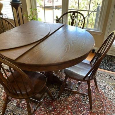 48” round oak table with 2 leaves and 4 chairs (2 arms + 2 armless) 