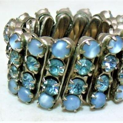 Lot 090   9 Bid(s)
Blue Opalescent expansion ring