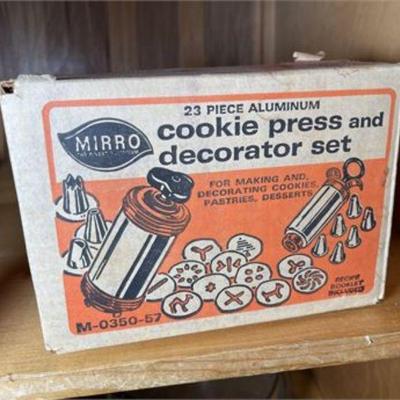 Lot 175   0 Bid(s)
Miro Cookie Press and Decorator Set IB