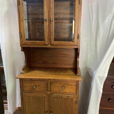 Oak 2 drawer hutch with upper & bottom storage