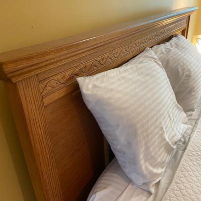 Traditional Queen Oak Panel Bed  (mattress not included).  Uncomplicated your life with this expertly crafted timeless bedframe with...