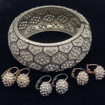 Off Park White Crystal Bangle
Bracelet & 3 Pair Clip Earrings with Gold
Tone, Silver Tone and Rose Tone Settings
