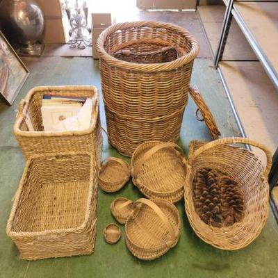 #6596 â€¢ (11) Wicker Baskets, Cook Books & Table Clothes
