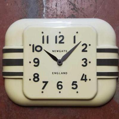 #6322 â€¢ Odeon Newgate England Clock
