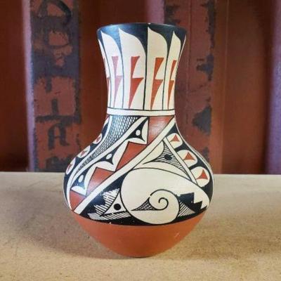 #6202 â€¢ Native American Indian Pottery Signed by Artist
