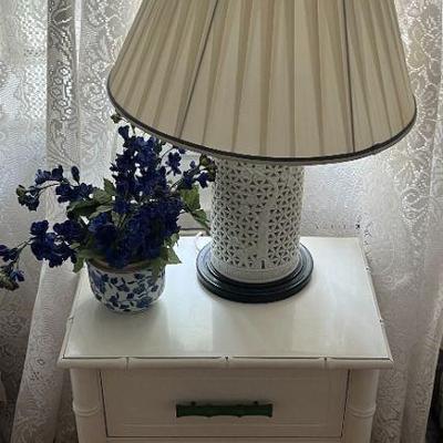 Chinese Blanc De chine White Reticulated Porcelain Ceramic Lamp