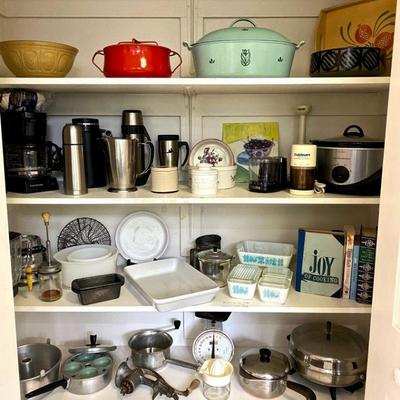 vintage and modern kitchen ware, including lidded Pyrex refrigerator storage boxes, enamel roaster, enamel casserole, coffee maker, etc.