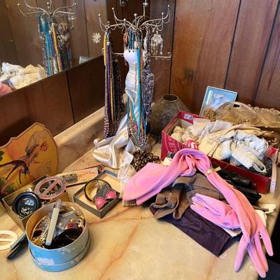 Antique boxes, handkerchief, glove and more - a lot of accessories!