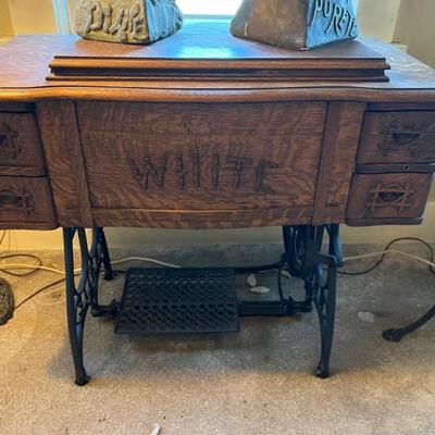 Antique sewing machine in nice condition with belt.