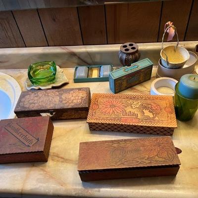 Antique boxes, handkerchief, glove and more - a lot of accessories!