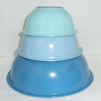 Pyrex clear bottom bowls