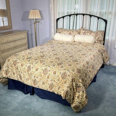 BLACK IRON BEDFRAME | Full-size bed with accented headboard in black. - l. 68 x w. 53 x h. 52 in
