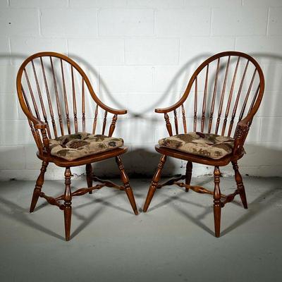 (2PC) ETHAN ALLEN WINDSOR ARMCHAIRS | A pair of Country Crossing style Windsor armchairs by Ethan Allen. - l. 25 x w. 19 x h. 40 in