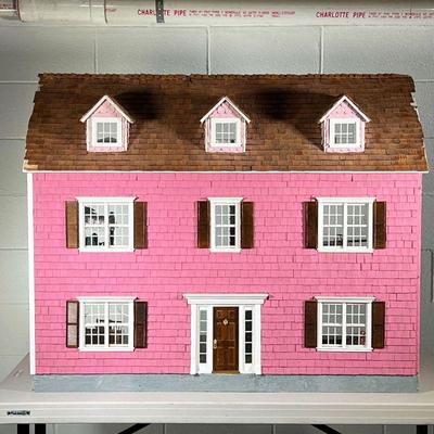 DOLLHOUSE WITH FURNITURE | Pink shingle dollhouse electrified and with dollhouse furniture and accessories. - l. 40 x w. 18.5 x h. 32 in