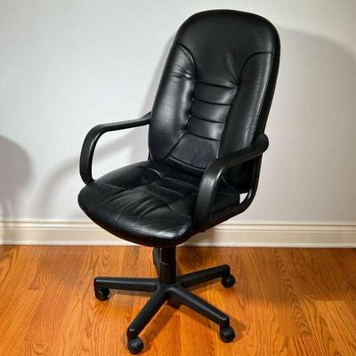 BLACK DESK CHAIR | Black Office Desk Chair with arms, and adjustable seat height. - l. 25 x w. 21 x h. 47 in (At highest extension)