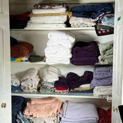 LINEN CLOSET LOT | Contents of Linen Closet: Features: towels, wash cloths, bedding, quilts, table cloths, napkins, place settings & more.