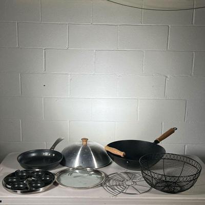 MISC COOKWARE | Assorted kitchenwares, including: wok with frying & steam rack, Calphalon frying pan with 6-egg egg coming insert, and...