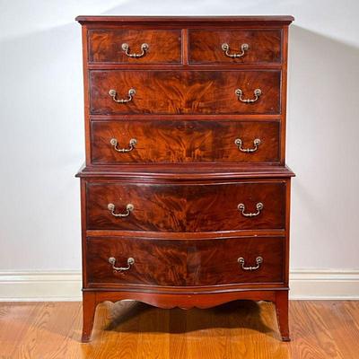MAHOGANY TALL CHEST | Tall dresser with 6 drawers, shaped front and apron, with brass pulls. - l. 33 x w. 20 x h. 51.5 in