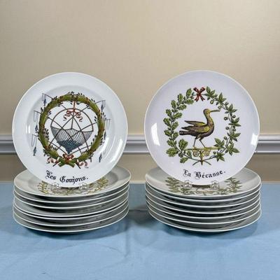 (16PC) D’AUTEUIL PLATES | Including fourteen 9.5-inch plates and two similar rimless plates (dia. 9.5 in.). 