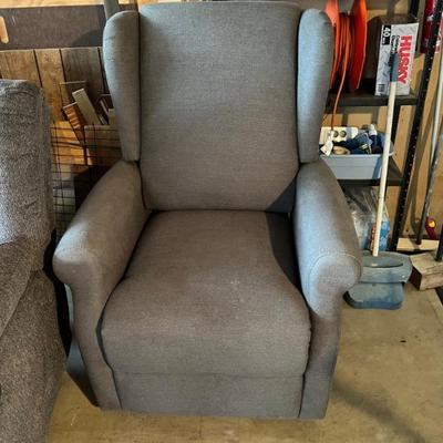 New lift recliner, purchased 5/2023
Pd. 499.00
399.00
