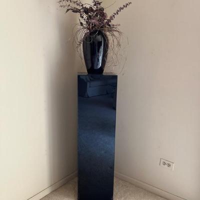 Black mirrored pedestal