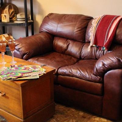 Loveseat brown leather.
Can be purchased before sale.
Call or send a message if intrested