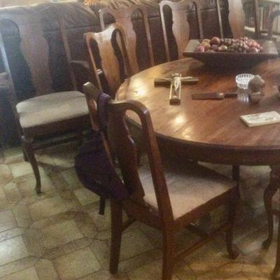 Round table has leaves and 8 chairs