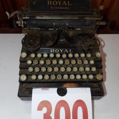 1900 vintage Royal typewriter. Wooden space bar.