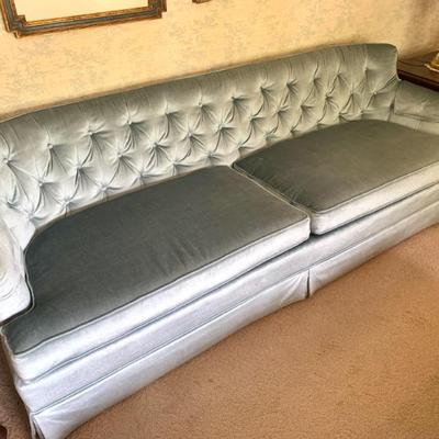 Vintage Heritage couch with tufted back, high quality, in exc. condition.