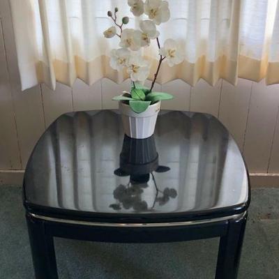 KVF029 Black Lacquered End Table & Faux Orchid Arrangement
