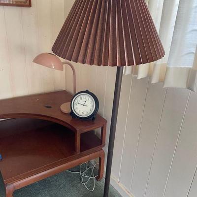 KVF035- Wall Clock,one Floor Lamp, And A Desk Lamp 