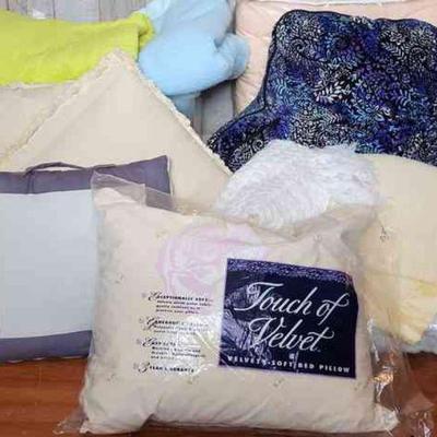 KVF047 - Pillows And Blankets 