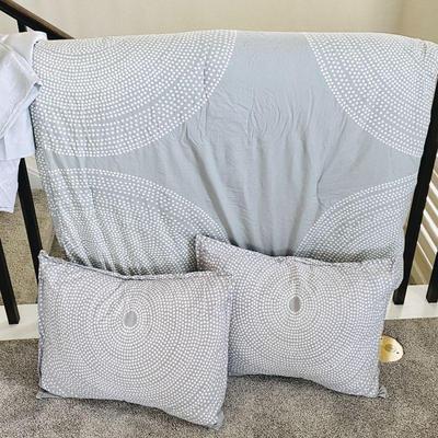 Contemporary Comforter, Pillows w/ Shams & King Size Linen Sheets