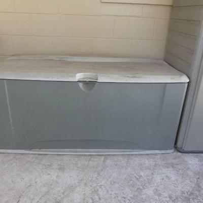 Rubbermaid Portable Chest Storage with Contents