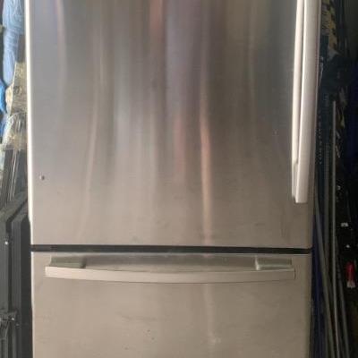 Whirlpool stainless fridge w/ bottom freezer