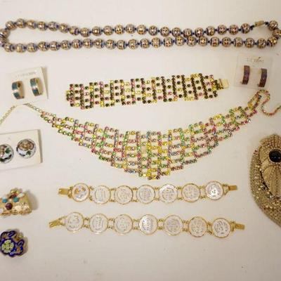 1150	GROUP OF ASSORTED COSTUME JEWELRY
