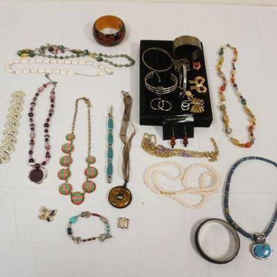 1264	LOT OF ASSORTED COSTUME JEWELRY
