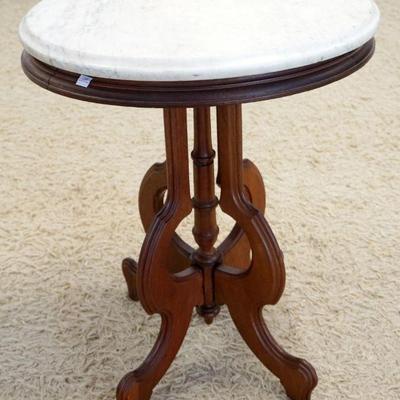 1186	VICTORIAN WALNUT OVAL MARBLE TOP PARLOR TABLE, APPROXIMATELY 18 IN X 22 IN X 29 IN HIGH
