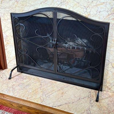 FIREPLACE SCREEN | Fireplace screen with 2 scrollwork doors. - l. 44 x h. 34.5 in 