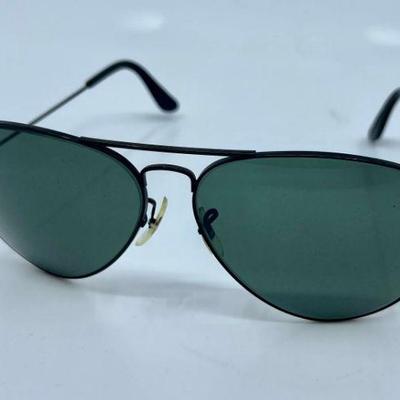 Lot 033-J: Ray Ban Sunglasses

Features: 
â€¢	Aviator-style Ray Ban sunglasses
â€¢	Will be shipped in a small vinyl carrying case (not...