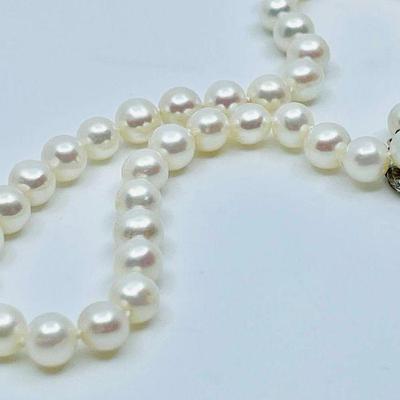 Lot 023-J: Cultured Pearl Necklace

Features: 
â€¢	Vintage classic 15â€ cultured pearl necklace.


Condition: Good Pre-owned Condition...