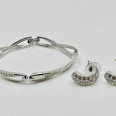 Lot 004-J: Swarovski Bracelet and Earrings

Features: 
â€¢	7â€ Swarovski crystal and rhodium-plated link bracelet
â€¢	.75â€ Swarovski...