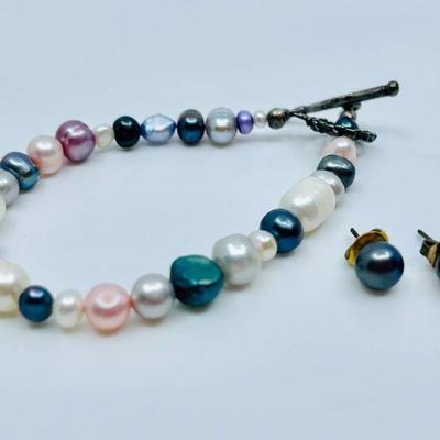 Lot 024-J: Multicolored Pearl Bracelet and Earrings

Features: 
â€¢	7â€ multicolored Pearl bracelet with coordinating stud pierced Pearl...