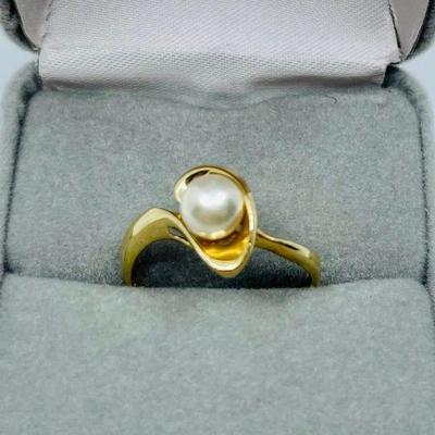 Lot 013-J: 14k Pearl Ring

Features: 14k and Cultured-Pearl ring

Dimensions: 3g total ring weight; Size 8.5

Condition: Good Pre-owned...