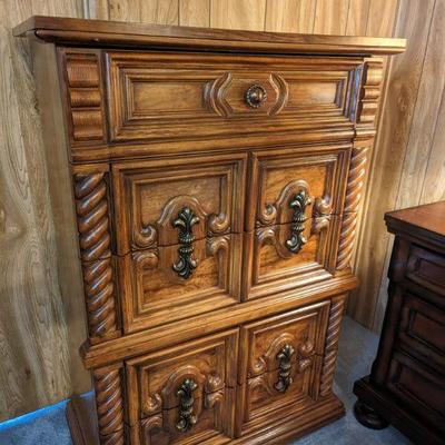 Chest of drawers that matches nightstand, long dresser & headboard $100