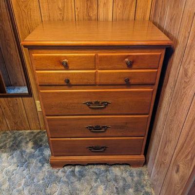 solid wood vintage dresser in very good condition $80