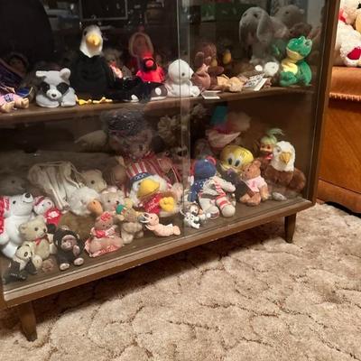 Donâ€™t mind the beanie babies but look at that mid century piece!