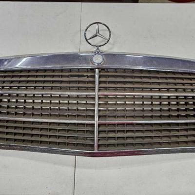#906 â€¢ Mercedes-Benz Grille with Hood Ornament
