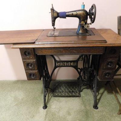 ANTIQUE SINGER SEWING MACHINE